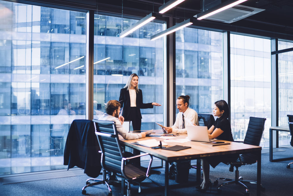 114 Solutions consultants working with a client